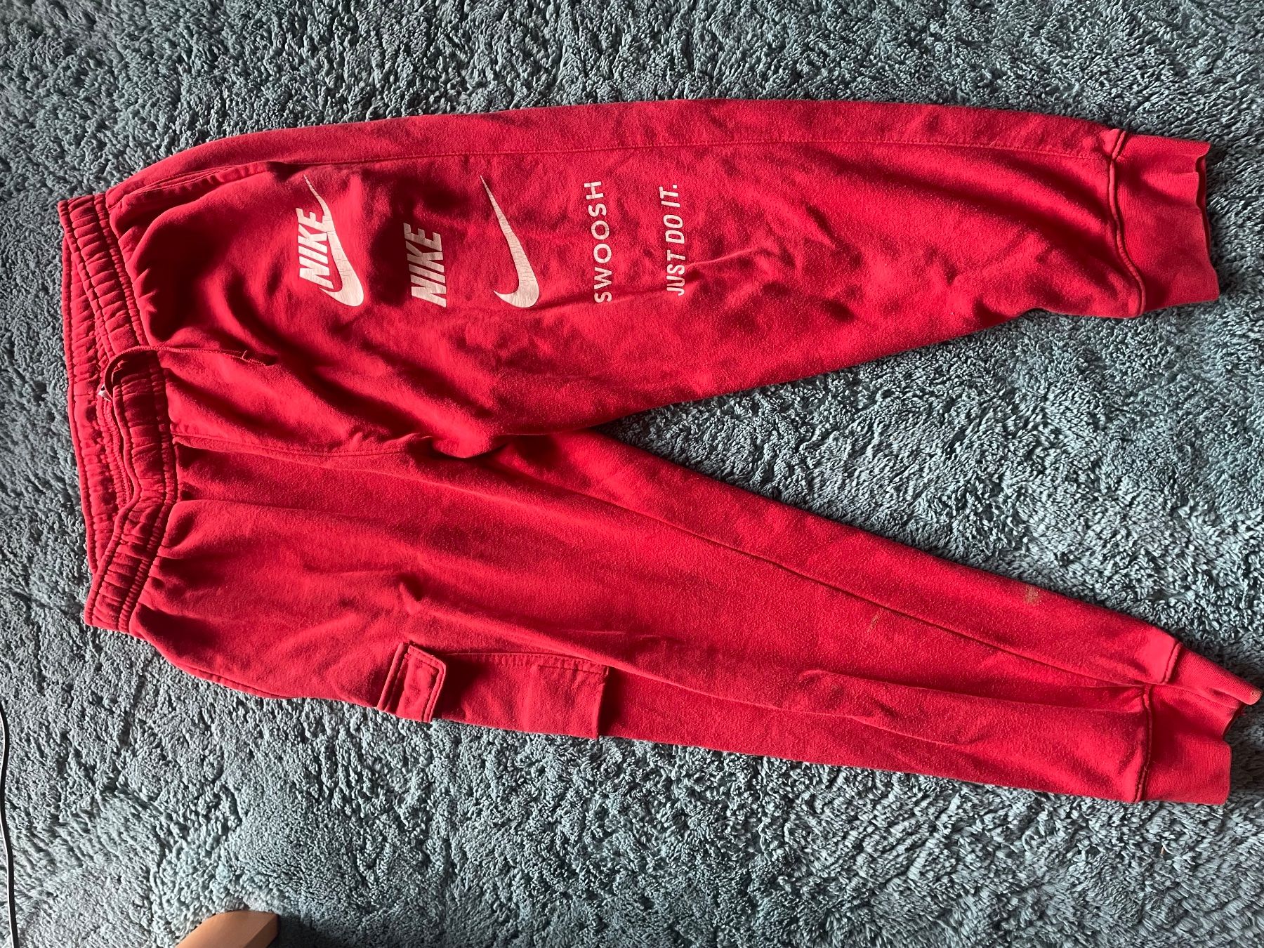 Nike Pantaloni: Pantalon de training Nike rouge en taille L – Usato da Monts-de-Corsier venduto da mol_tf27