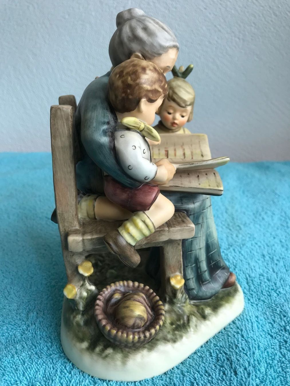 Hummel Statuette: Hummelfigur Grossmütterchen erzählt – Nuovo e nell'imballaggio originale da Siebnen venduto da Trans-Am 2