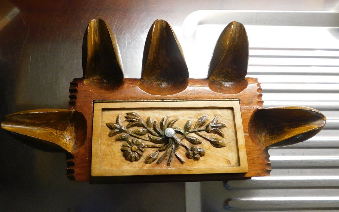 Tabakpfeifen & Zubehör: Pfeiffenhalter mit Tabakdose, geschnitzt, 43 x 23 cm – Gebraucht aus Villnachern von Schnugelchen 2