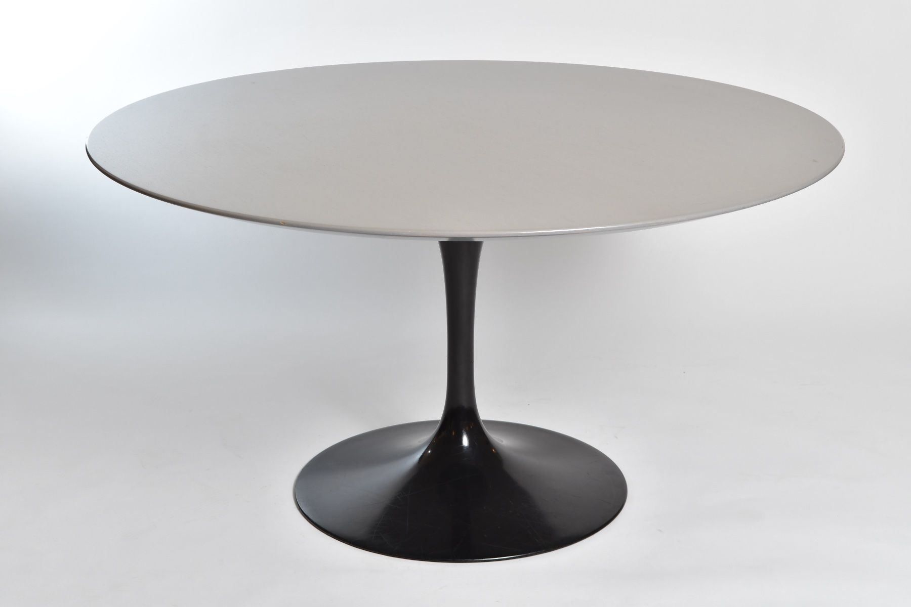 Knoll Tische: Eero Saarinen Tulpentisch 137cm – Gebraucht aus Zürich von IndividumCH