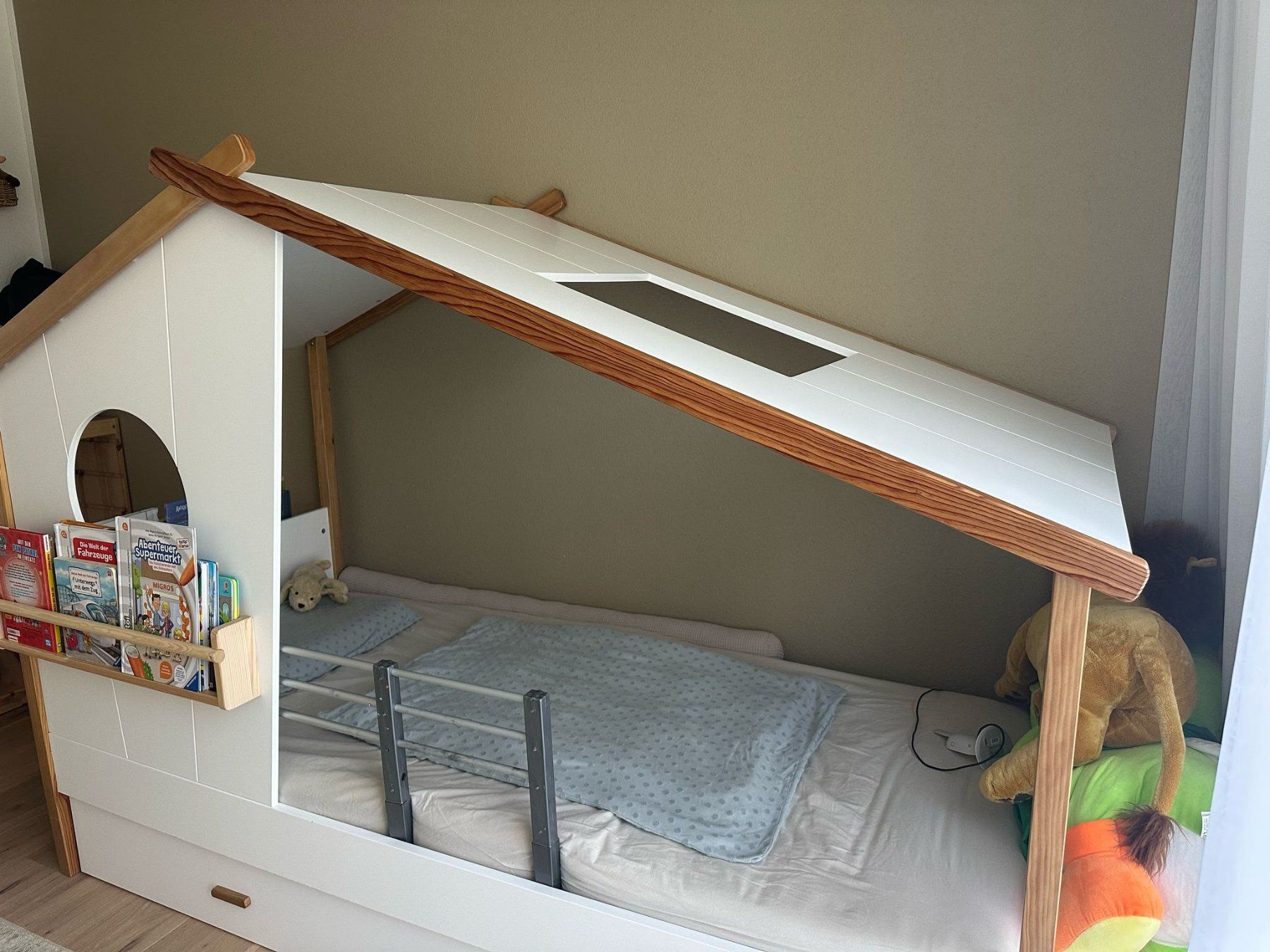 Betten: Hausbett Kinderbett mit Bettkasten – Gebraucht aus Dübendorf von Momce7 1