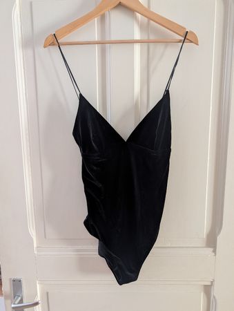 Schwarzer Samt Body/ Badekleid von Weekday, Gr. M – neu