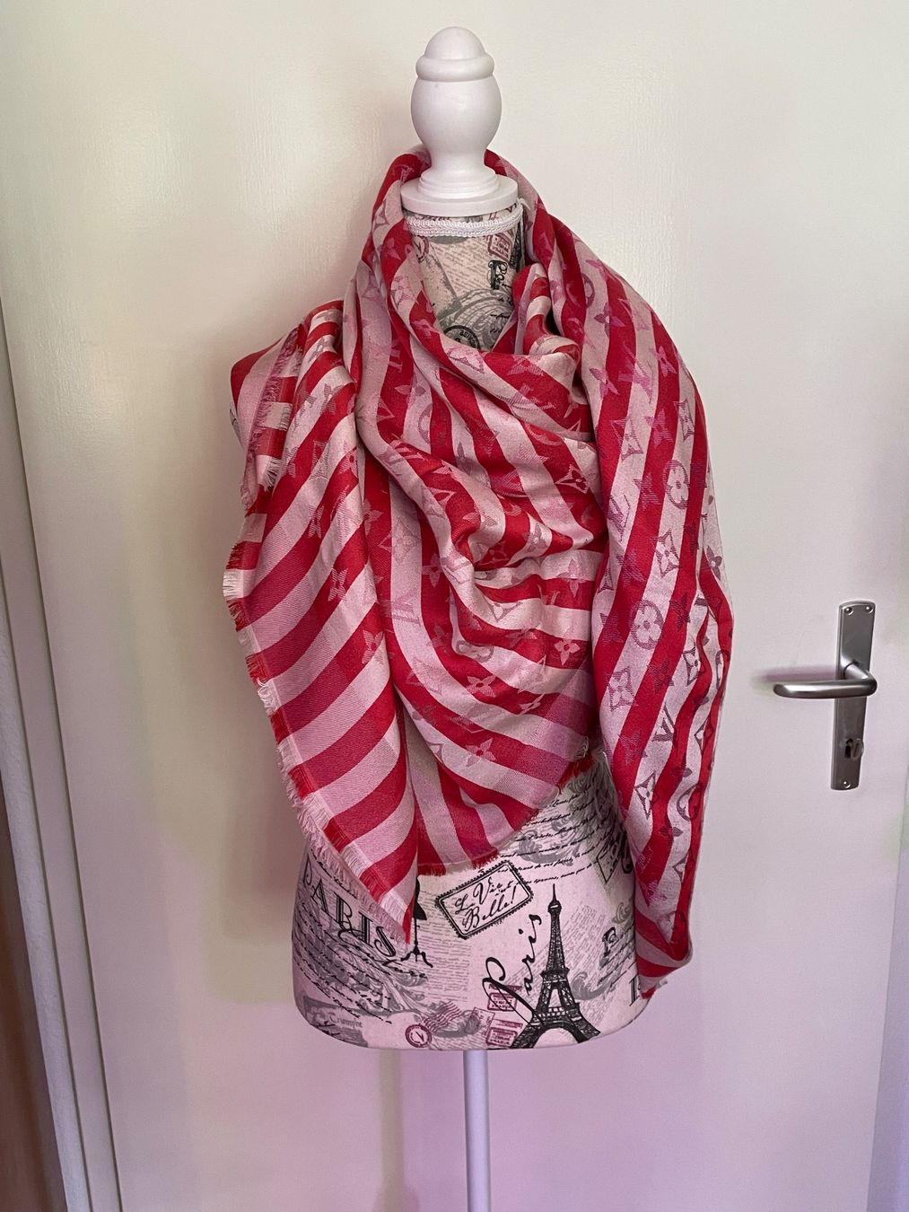 Louis Vuitton Foulard & Sciarpe: Original Louis Vuitton Monogram Tuch rot weiss – Usato da Basel venduto da tigerchen60