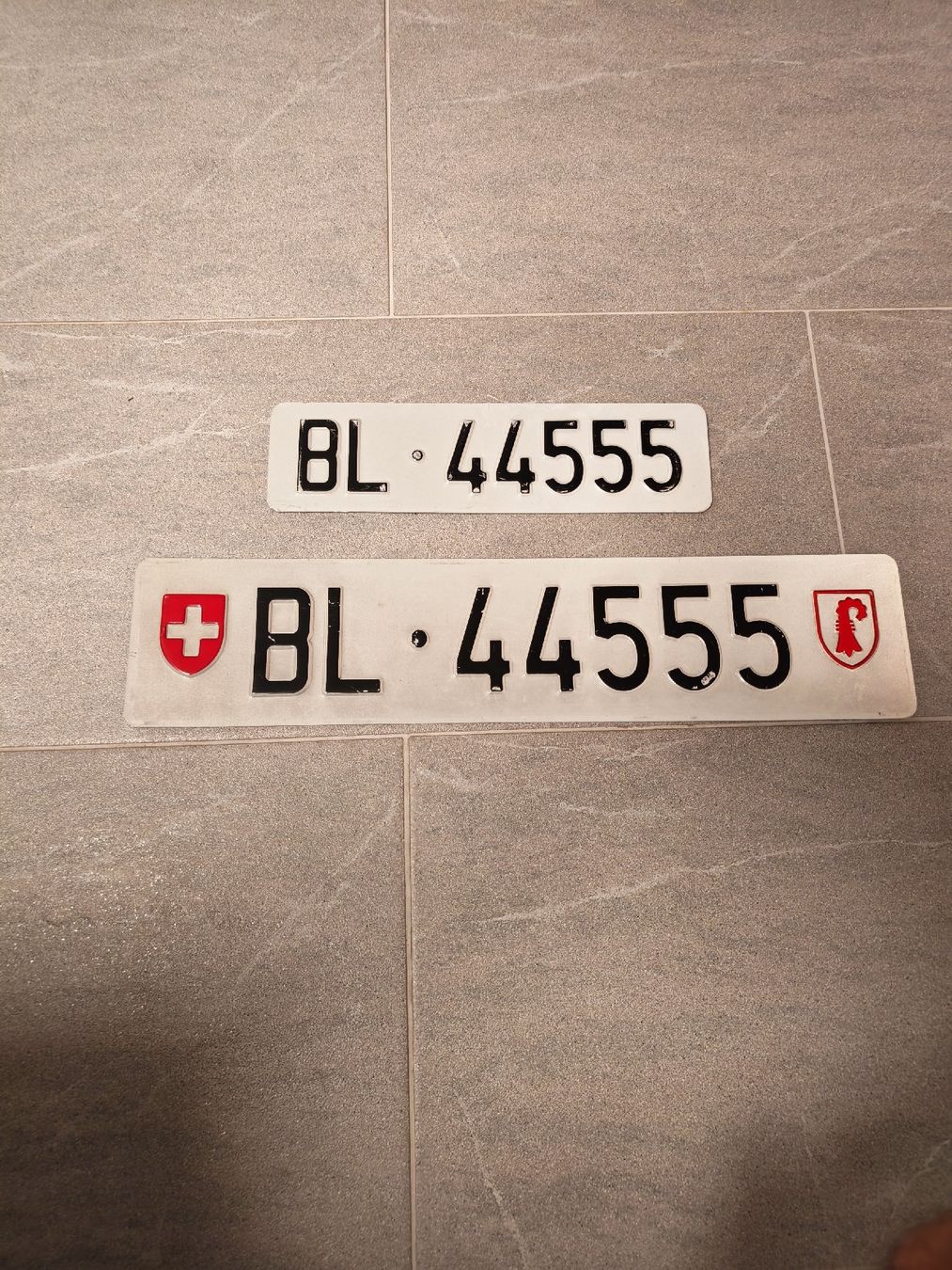 Schilder: Kontrollschild BL 44555 – Gebraucht aus Diepflingen von KellerAuktionen