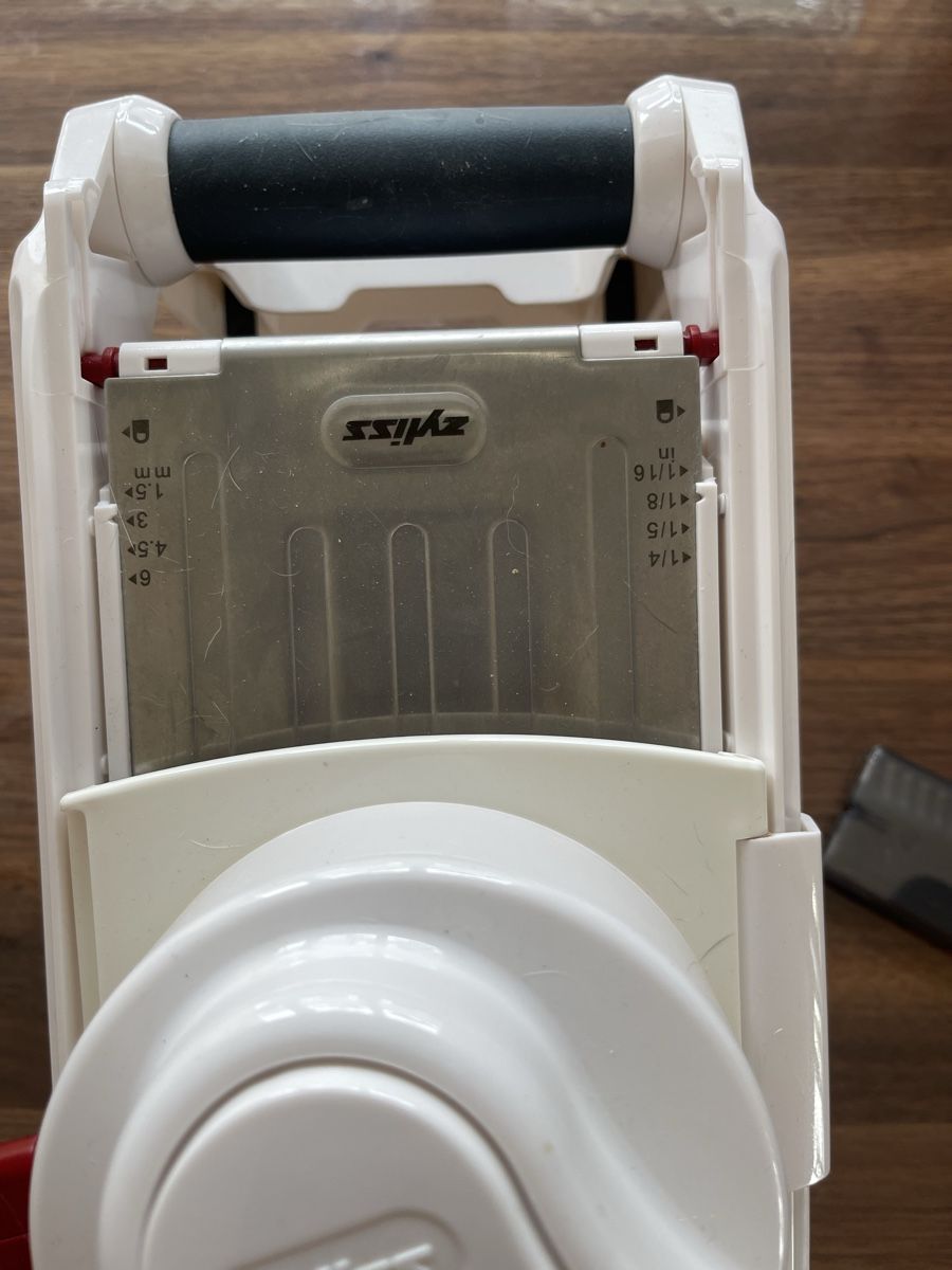 Zyliss Elettrodomestici da cucina: Zyliss Multi-Prep Mandoline weiss & rot – Usato da Pfäffikon SZ venduto da Adidas5 1