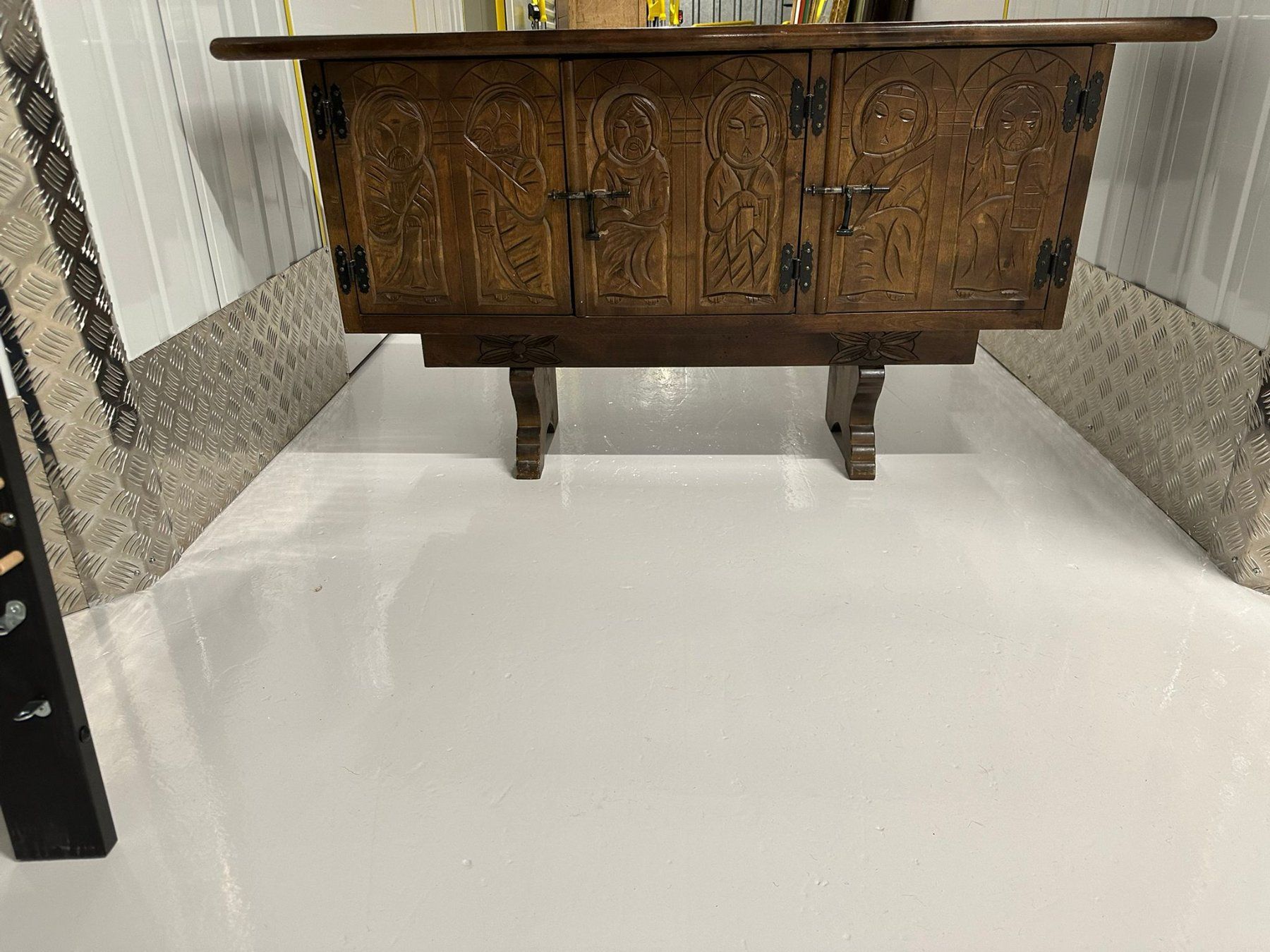 Credenze: Solid wood sideboard, carvings, antique style, unique – Usato da Killwangen venduto da bmy_5rtt 1