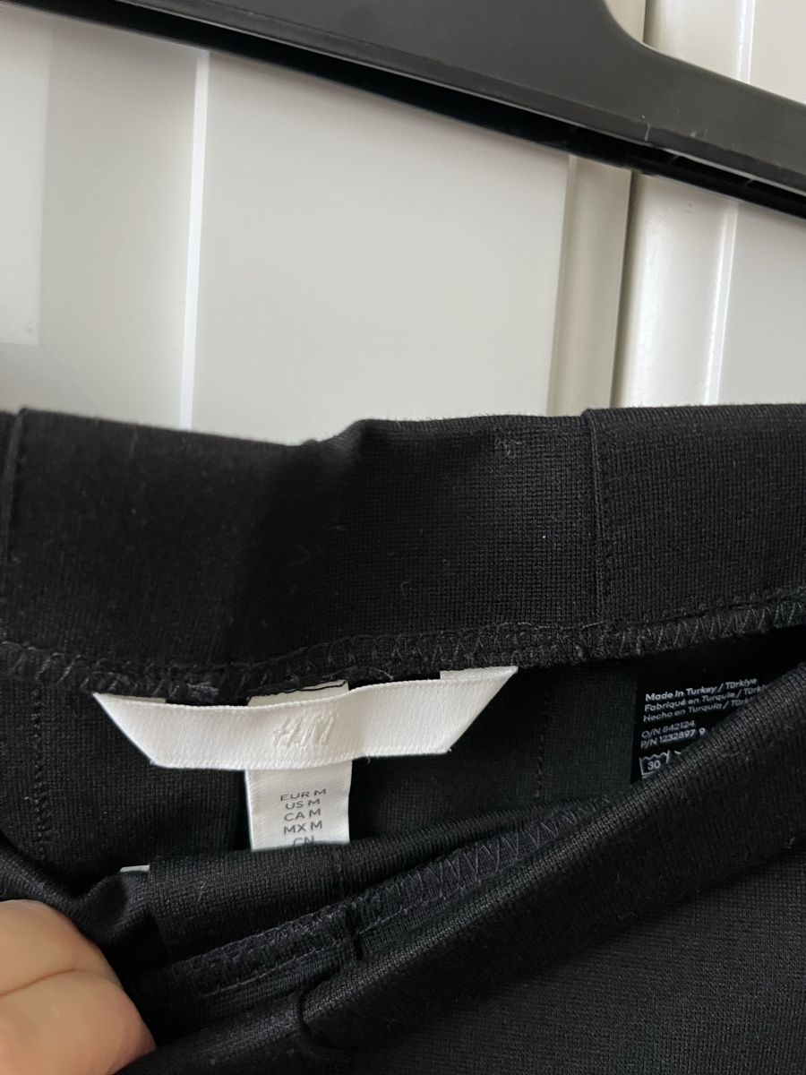 H&M Jupes: Kurzer Faltenrock – Neuf avec emballage d'origine à Allschwil par eyl_bb8q 3
