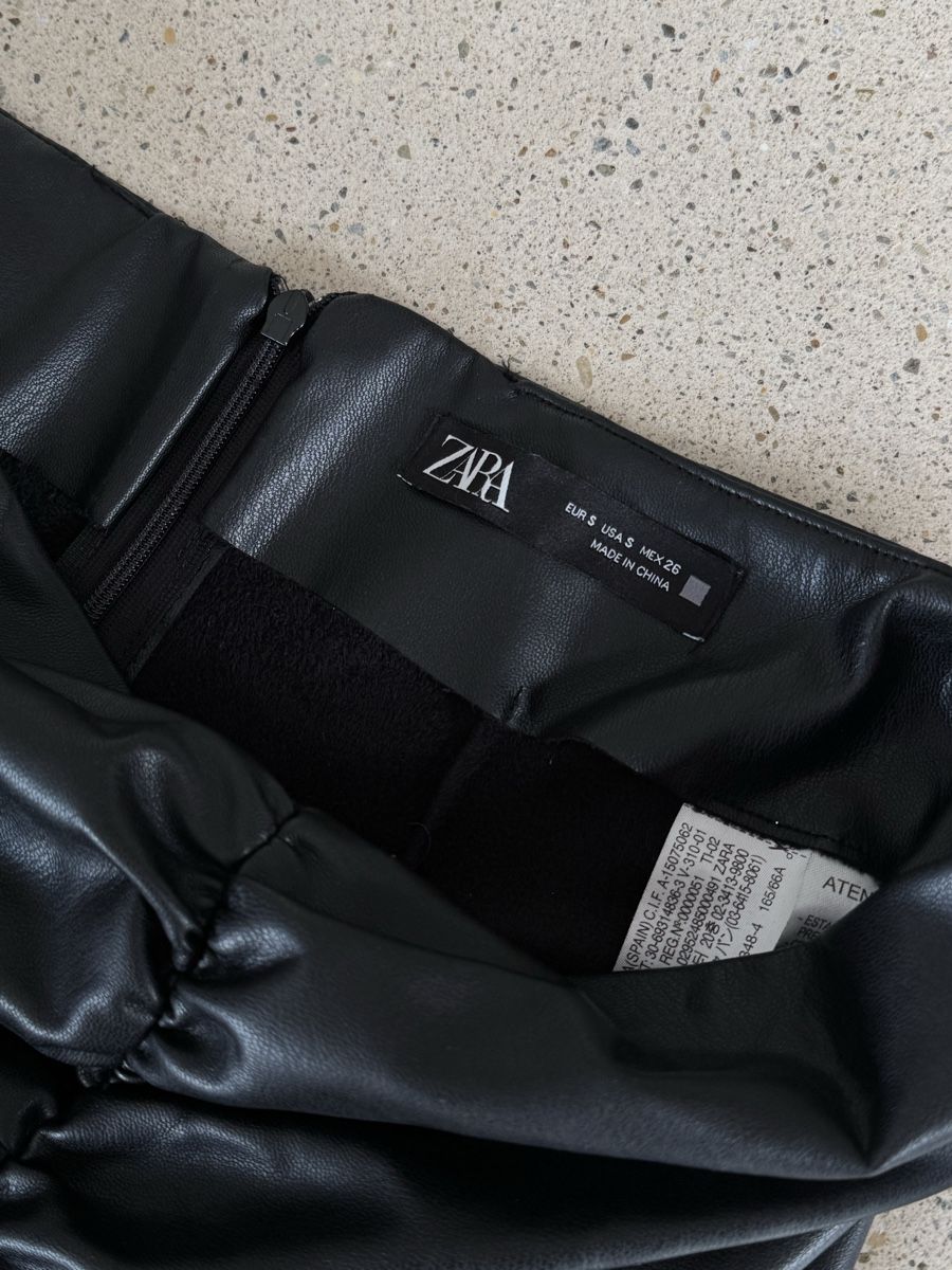 Zara Gonne: Zara Kunstleder-Midirock mit Raffdetail S – Usato da Zürich venduto da di_archive 1