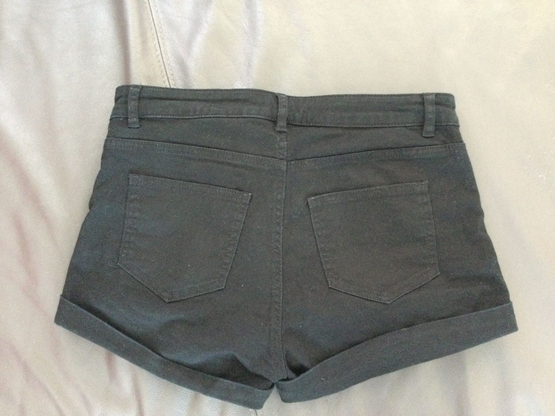 H&M Pantaloni: Shorts schwarz – Usato da Horw venduto da Benny017 1