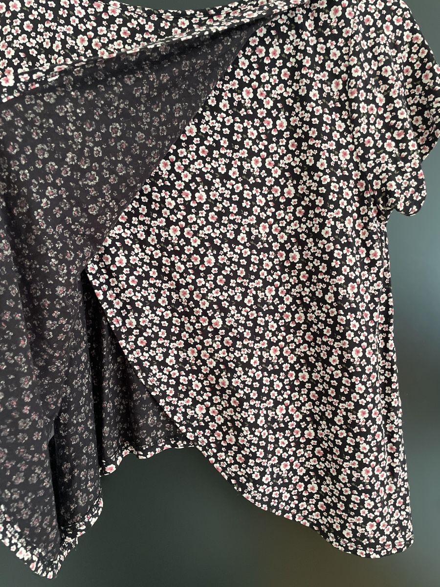 C&A Camicette, T-shirt & Top: Blusentop schwarz Blumenmuster Gr. 146/152 – Usato da St. Niklausen LU venduto da car_2562 2