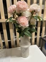 Frische künstliche Pfingstrosen mit Vase, Sommer-Deko