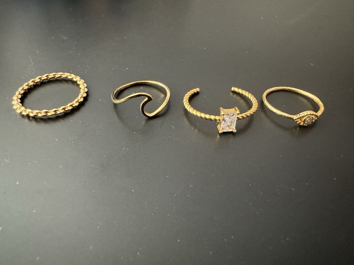 Altri gioielli: Diverse Ringe zum Stacken mit Goldlackierung – Usato da Brüttisellen venduto da tinaD_