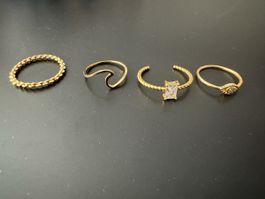 Diverse Ringe zum Stacken mit Goldlackierung