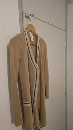 Gilet long Sandro camel avec liseré doré, taille M, made in