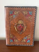 Handgefertigtes Buchcover aus Leder mit Lesezeichen
