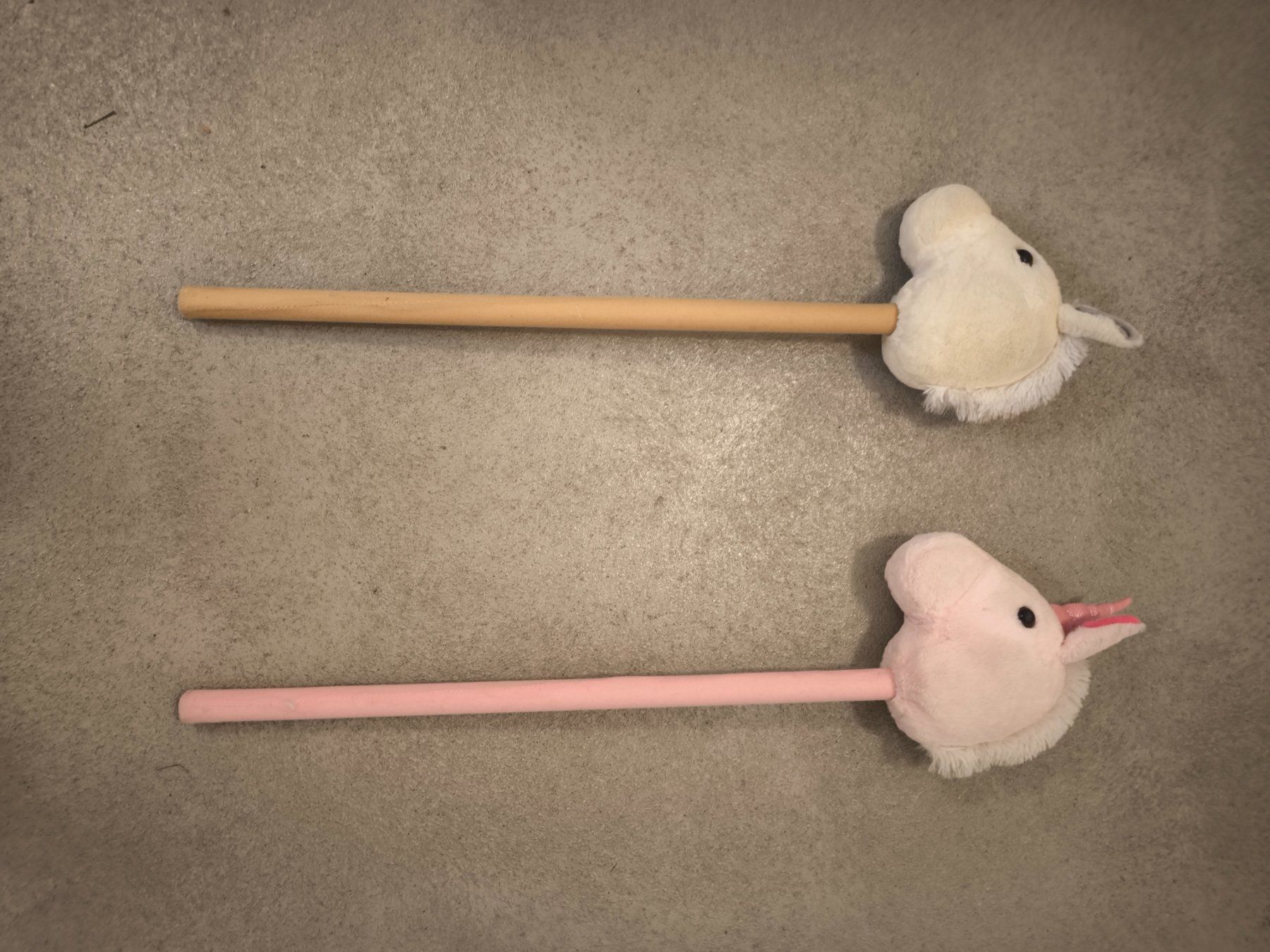Jouets: Steckenpferd (2 Stück) – D'occasion à Brütten par Auctionboy
