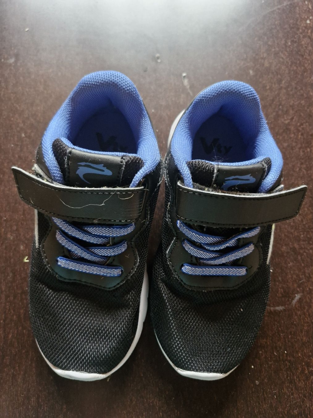 Scarpe per ragazzi: Sneaker schwarz Gr.28 – Usato da Disentis/Mustér venduto da epa_862v
