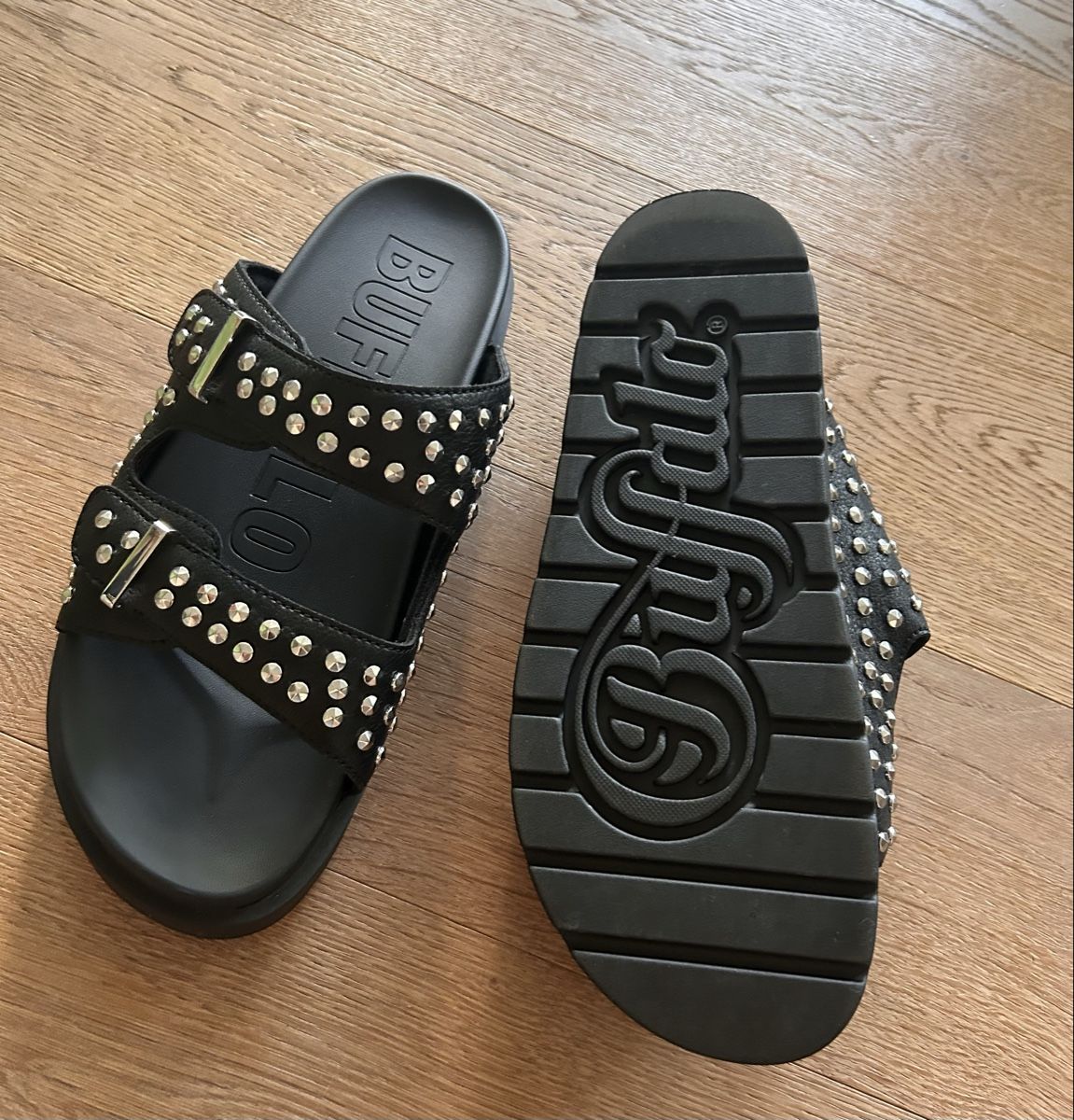 Buffalo Scarpe da donna: Buffalo Nieten Sandalen Gr. 40 – Usato da Auslikon venduto da Trollkjerring 1