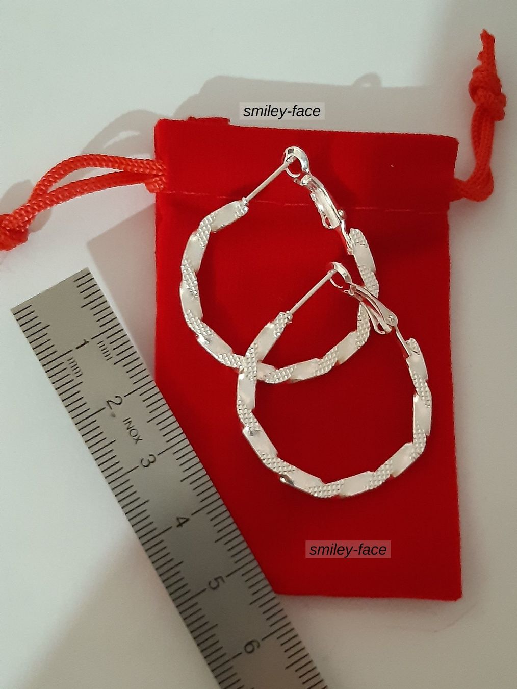 Orecchini pendenti & Orecchini a lobo: Neu versilberte Creolen 32mm mit Schmuckbeutel – Nuovo e nell'imballaggio originale da St. Margarethen TG venduto da Smiley-Face 3