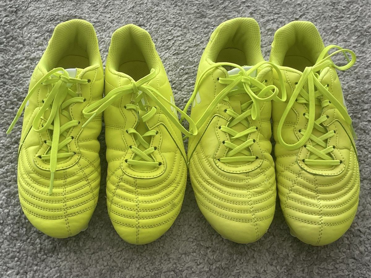 Chaussures garçon: Fussballschuhe Grösse 34 + 36 – D'occasion à Remetschwil par Aschneewitchen