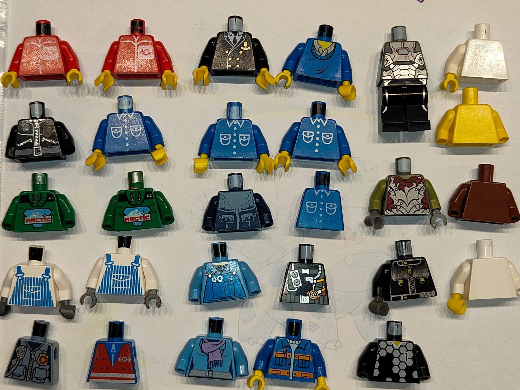 Lego Kit di costruzioni: Legofigurenteile  verschiedene Oberkörper, teils mit arm/E21 – Usato da St. Gallen venduto da Bisaknosp 1
