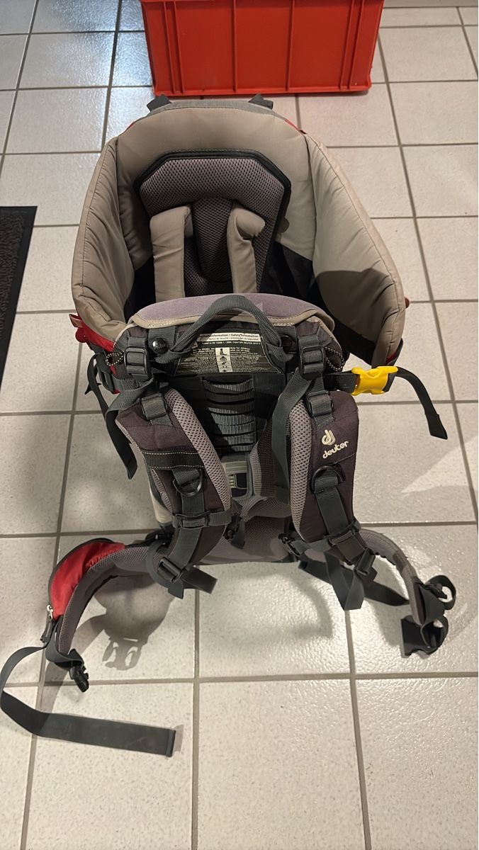 Deuter Porte-bébés ventraux & dorsaux: Deuter Kindertrage gebrauchter Zustand – D'occasion à Grüsch par superauer