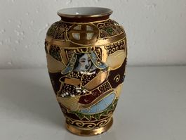 Satsuma Vase Japan, signiert. Feine Malerei mit Goldauflage