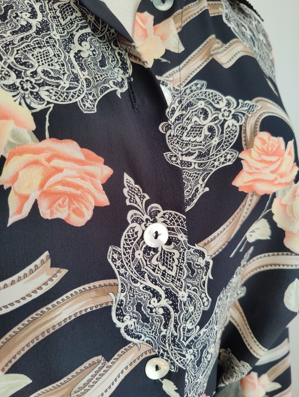 Camicette: Vintage Pure Silk Patterned Shirt Button-Up Blouse – Usato da La Tour-de-Peilz venduto da dAutrefois 5