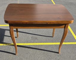 Schön ausziehbarer Holztisch im klassisch-eleganten Stil