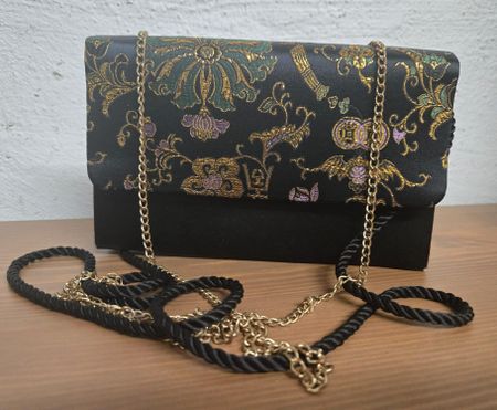 Elegante Abendtasche mit goldenem Muster
