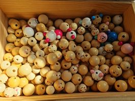 über 100 Holzköpfe
