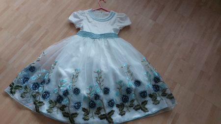 Mädchenkleid  Gr 120/130 weiss blau bestickt Festkleid,Taufe