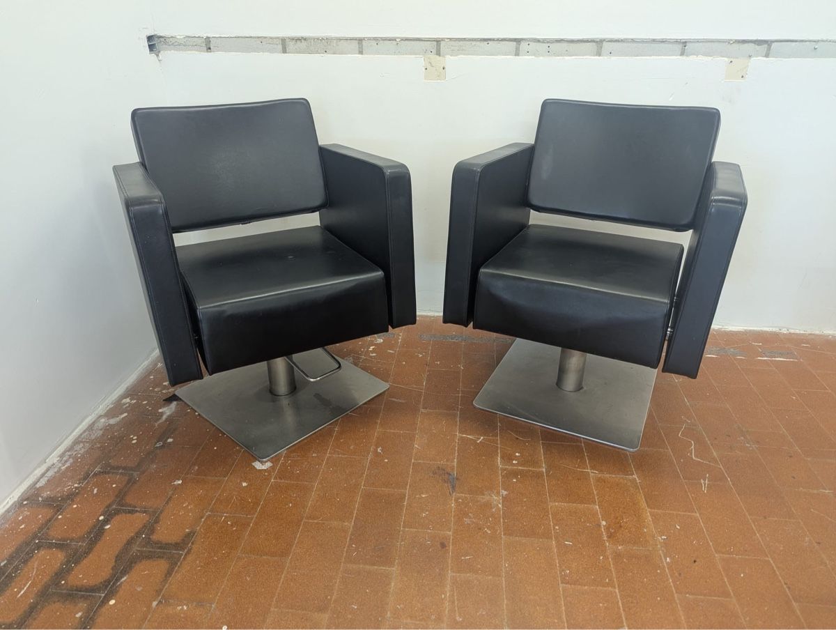 Kosmetik-& Massageliegen: 2 Coiffeur Sessel höhenverstellbar – Gebraucht aus Basel von locolorenzo