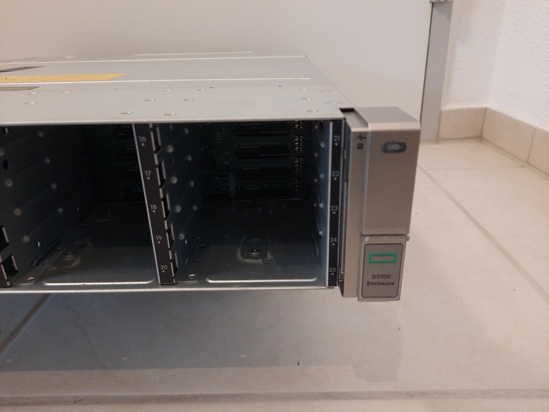 Hewlett Packard Server: HP D3700 2U Disk Enclosure 25x 2.5" SFF mit Controlloller – Usato da Waltenschwil venduto da paw_q7tf 1