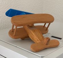 Holzflugzeug mit Solarpanel