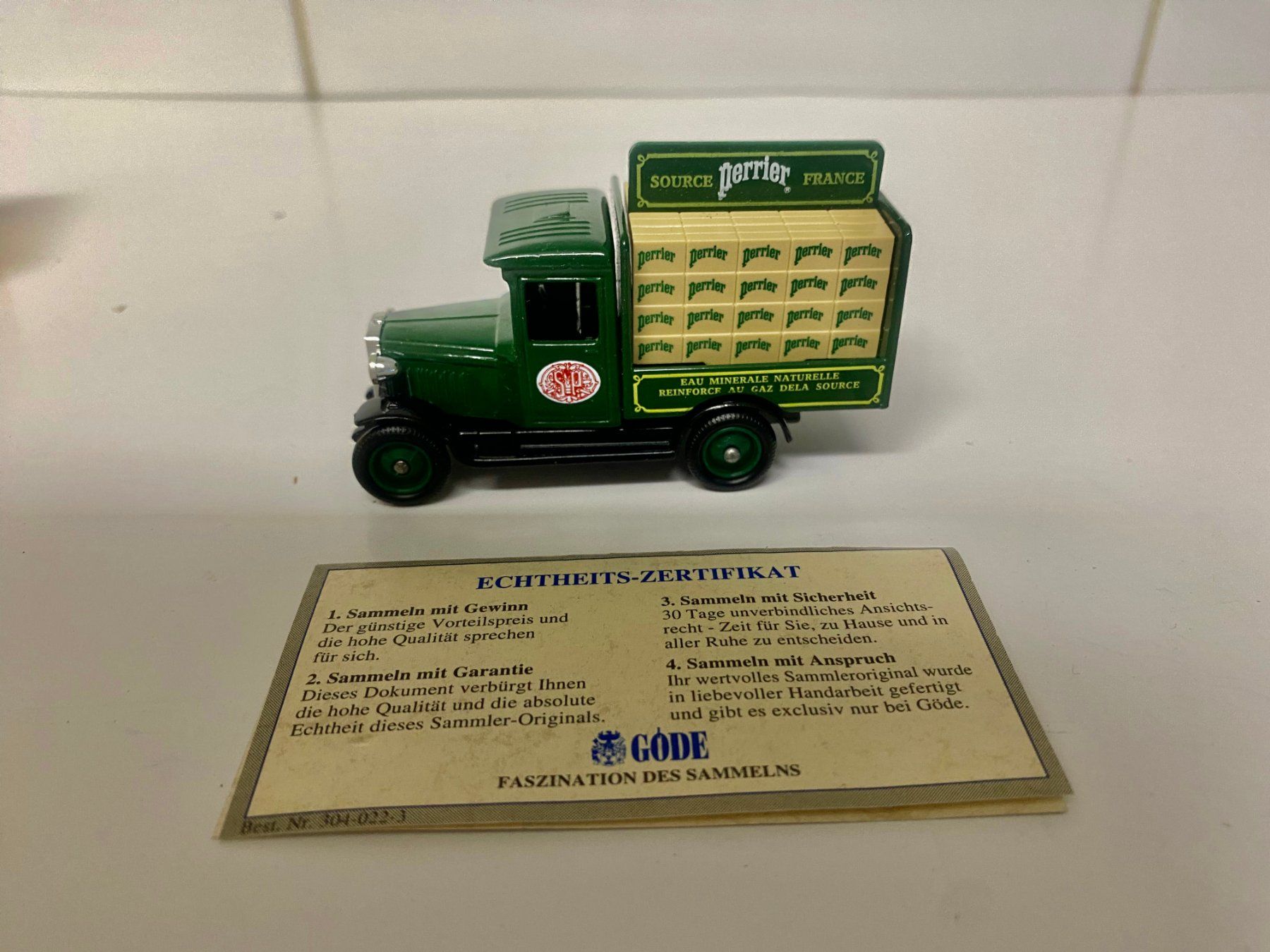 Chevrolet Modellini d'auto: Chevrolet Van "Perrier Water" L = ca. 8cm 450 – Nuovo e nell'imballaggio originale da Stäfa venduto da executive-cars 2