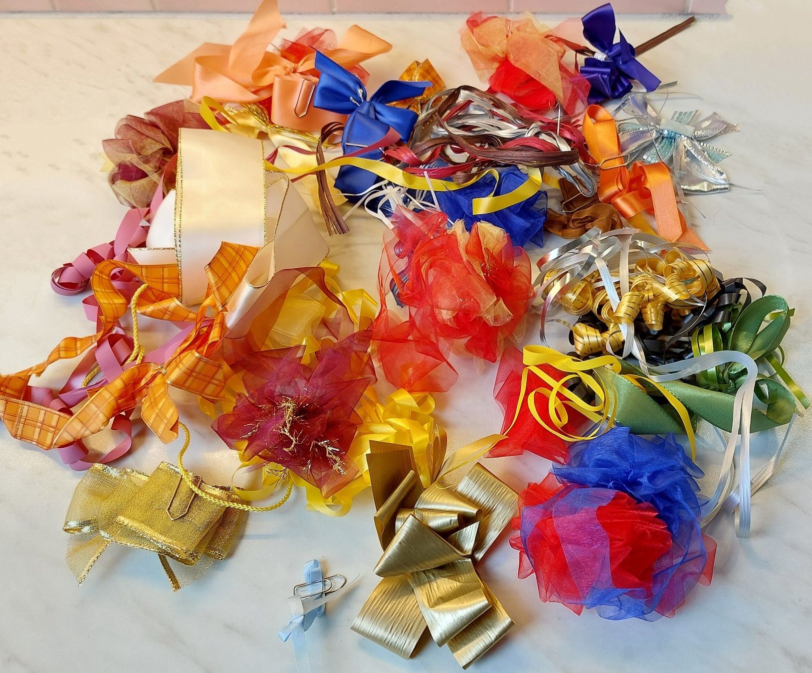 Dekobänder: Geschenkband Set mit Schleifen diverse Farben – Gebraucht aus Zollikofen von Blackie 1