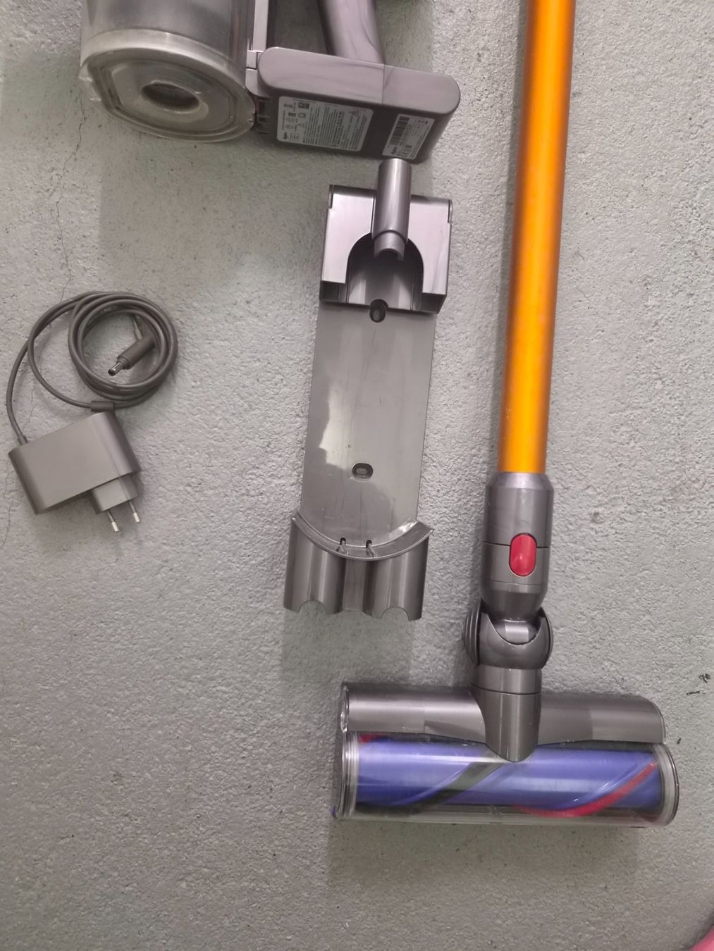 Dyson Aspirateurs & Accessoires: Dyson V8 Akkusauger – D'occasion à Domat Ems par tchnesa 2