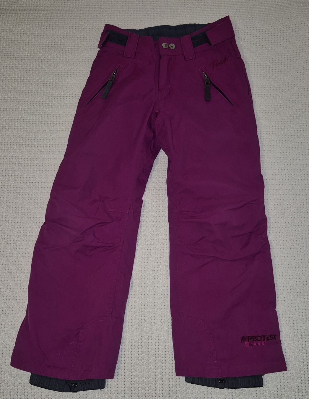Sci: Pantalon de ski Protest violet taille 128 usagé – Usato da Le Locle venduto da Arya4