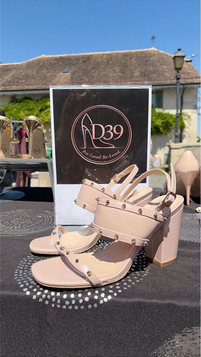 Guess Scarpe da donna: Guess Studded summer heels - beige - barely worn - size 39 – Usato da Nyon venduto da Deb_D39