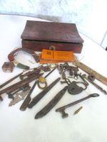 Alte Holzkiste mit altem Werkzeug, ab 1 Fr.