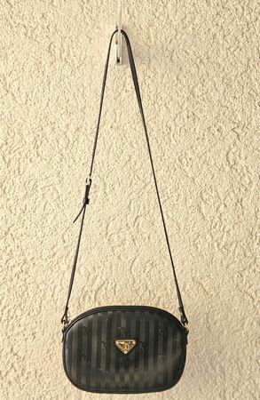 Maison Mollerus Crossbody-bag schwarz & goldfarbene Details