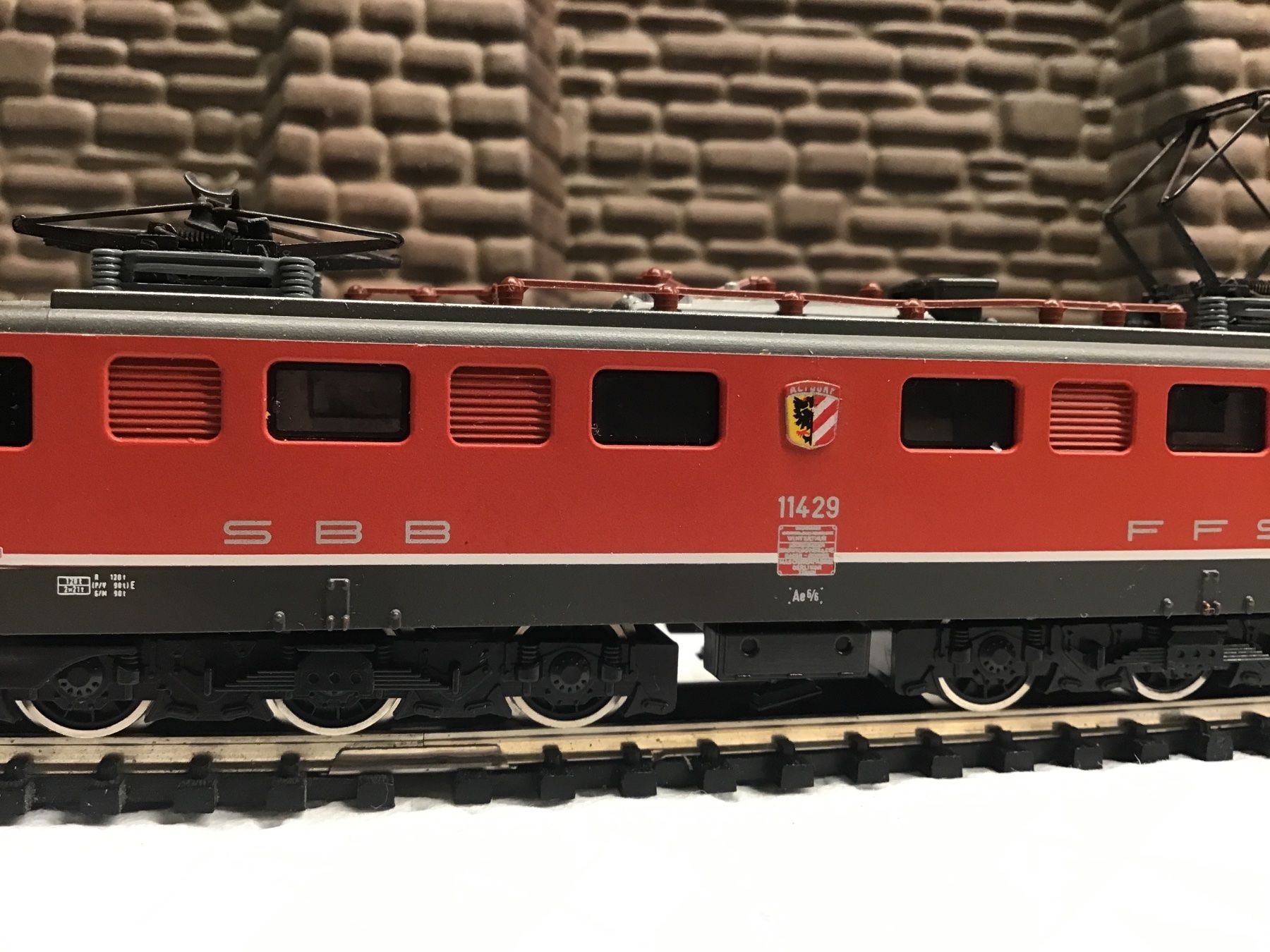 Trix Modelleisenbahnen: Minitrix N SBB Lokomotive Ae 6/6 rot, – Gebraucht aus Männedorf von Modelle-aller-Art 1