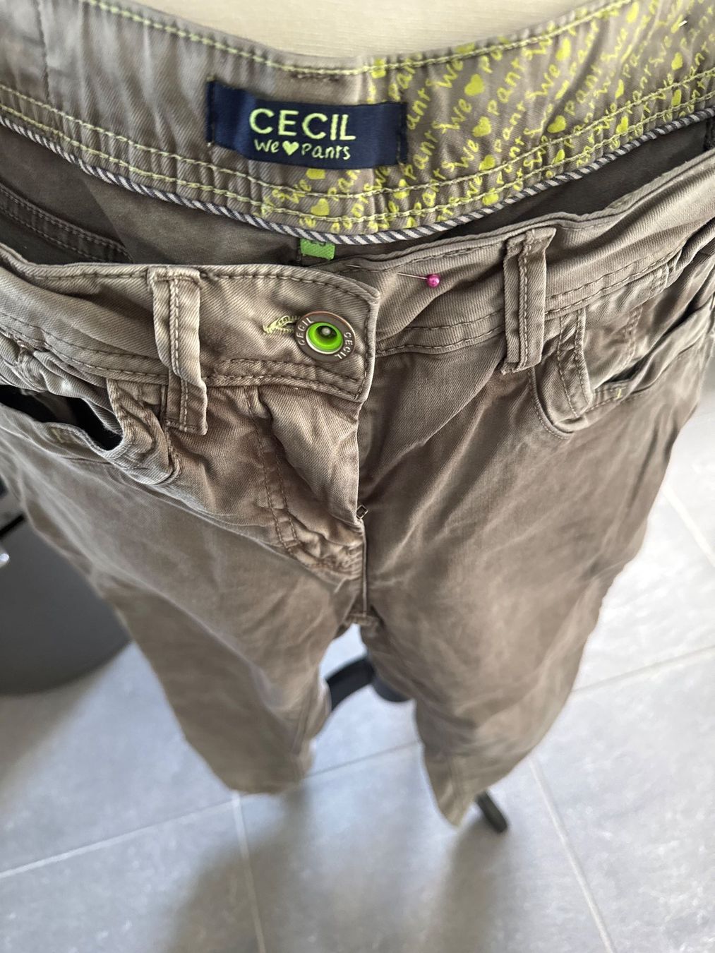 Cecil Pantaloni: Cecil Damen Stoffhose Gr. 29, Khaki – Usato da Niederscherli venduto da Doene0 1