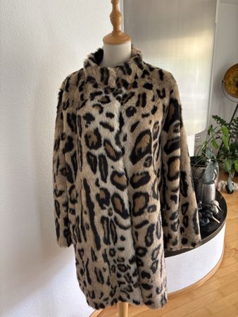 Lola Casademunt Leo Mantel Gr M