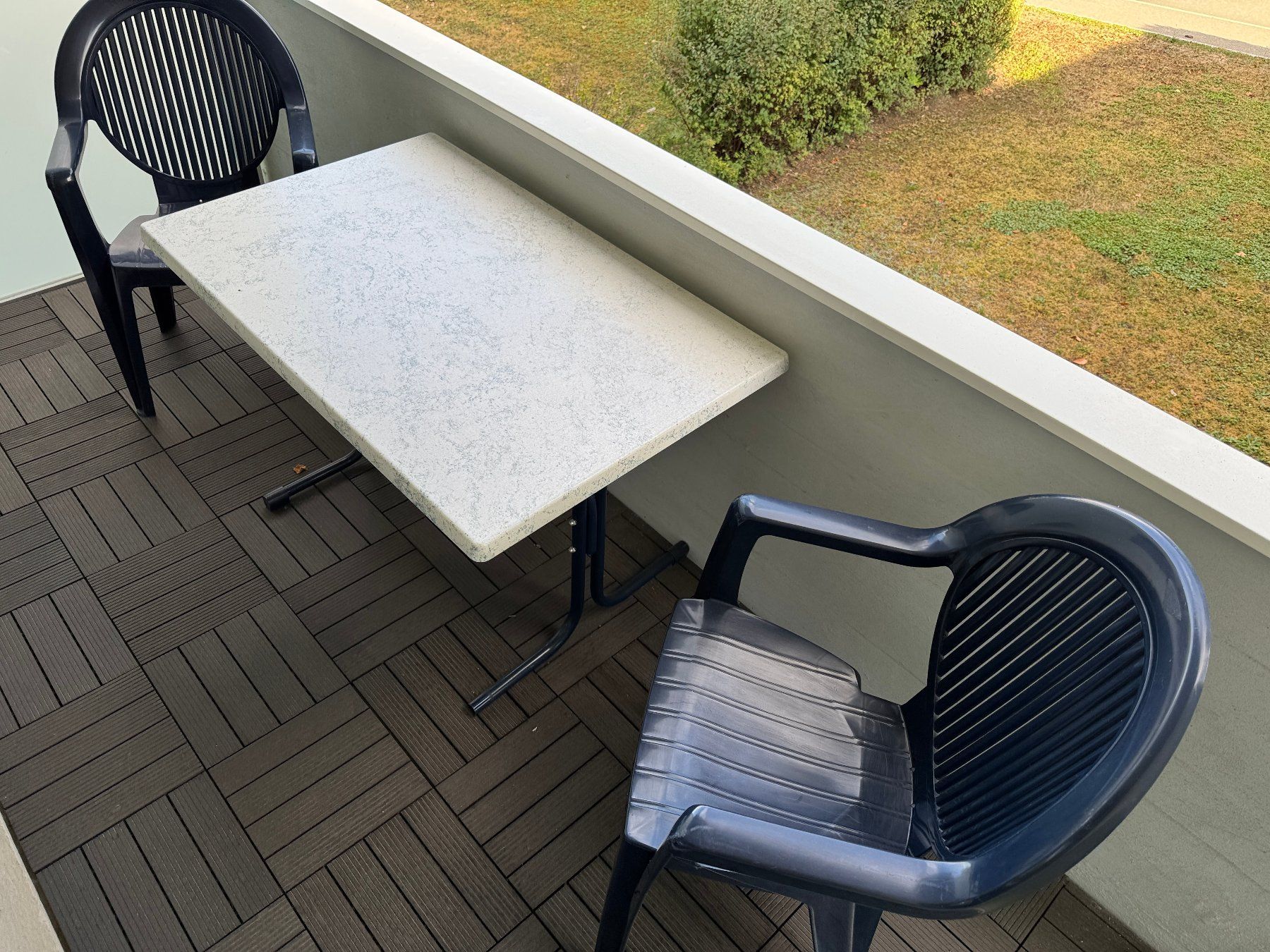 Set di tavolo e panche: Balkontisch plus zwei Stühle – Usato da Stäfa venduto da koopjesnu 2