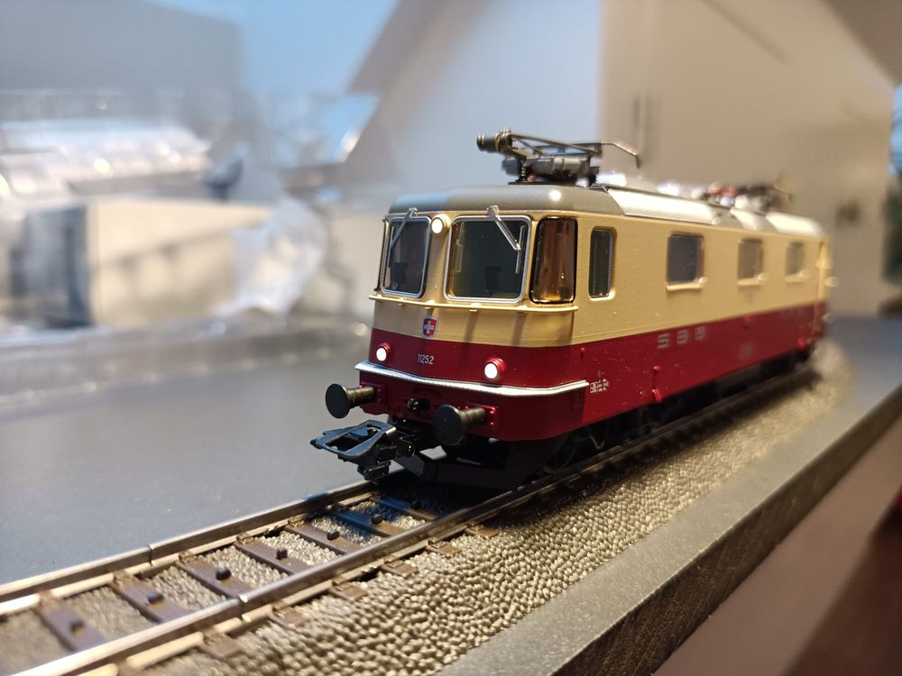 Märklin 37349 SBB Re 4/4 II 11252 Tee, mfx, sound (Gebraucht) in
