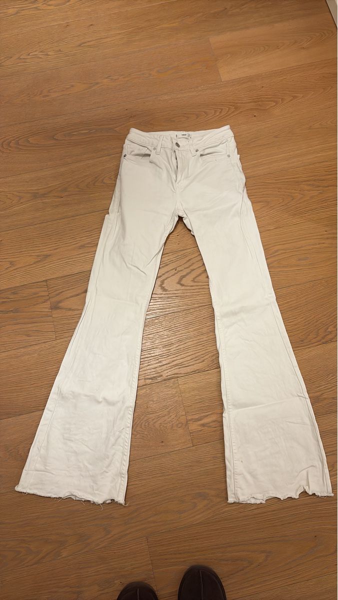 Mango Jeans: White flared jeans size S – Gebraucht aus Oberhasli von ani_97f7