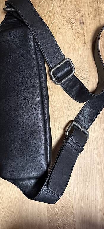 Sacs femmes: Guess Bauchtasche – D'occasion à Dotzigen par sel_y7kv 1