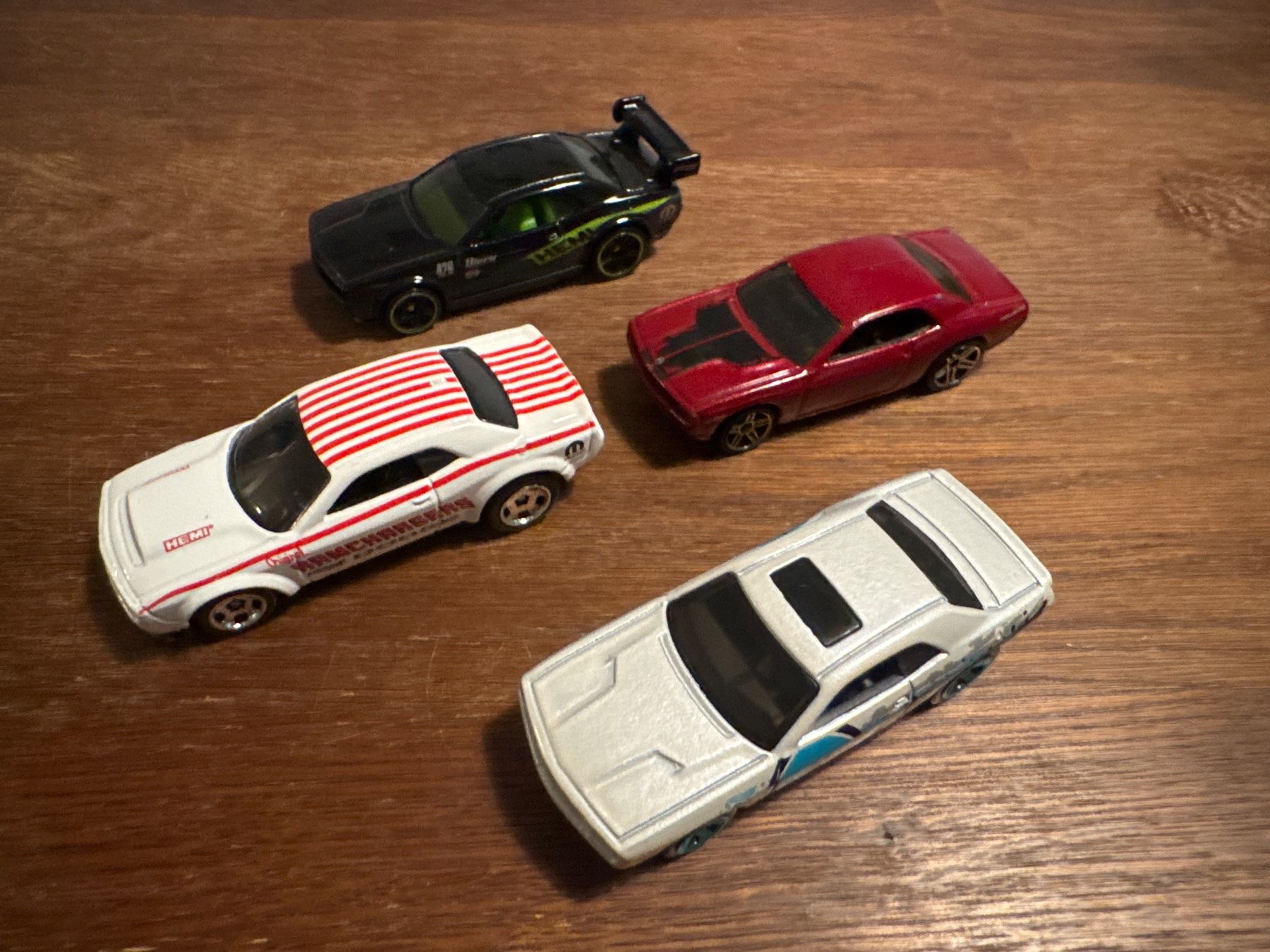 Hot Wheels Modellini d'auto: Hot Wheels 4er Set Dodge Challenger – Nuovo (secondo la descrizione) da Liebefeld venduto da Tatts81